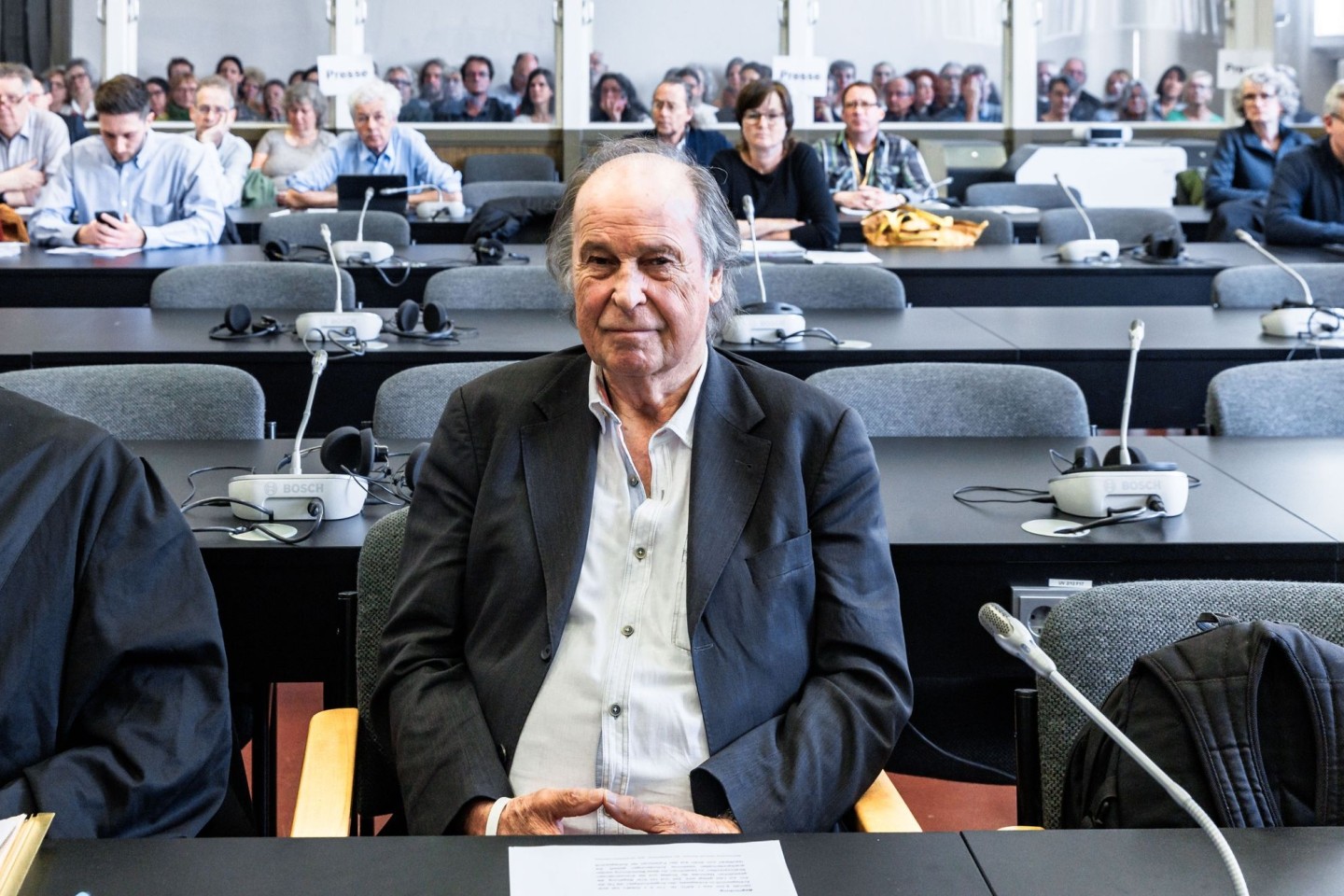 Der 80-jährige Arzt zum Auftakt seines Prozesses im Gerichtssaal in Hamburg.