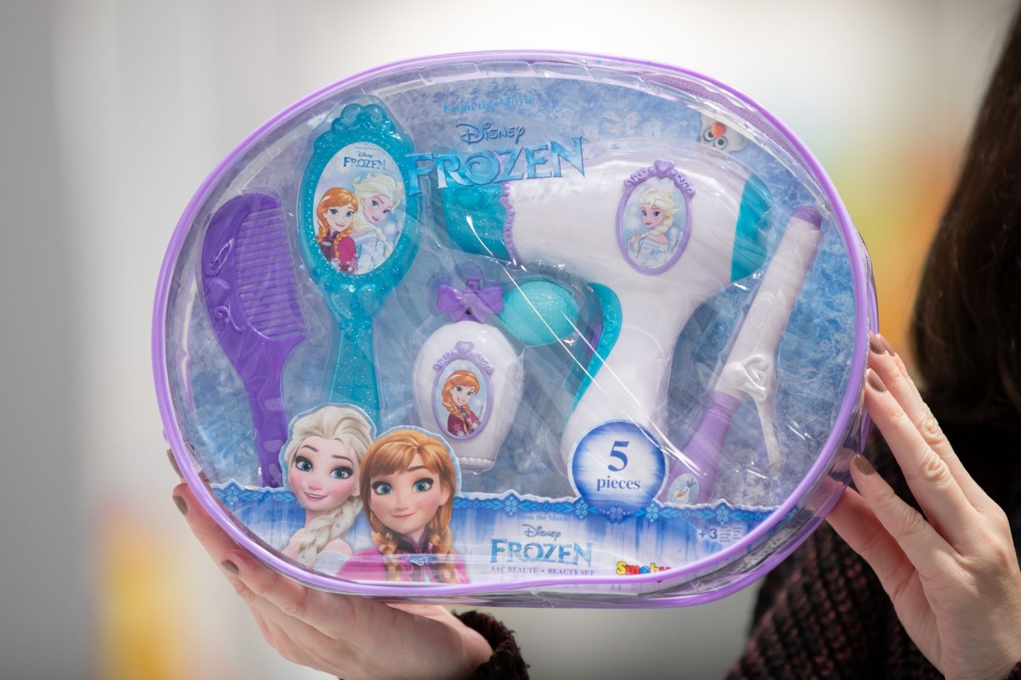 Figuren aus dem Disney-Film «Die Eiskönigin 2» zieren Teile eines Spielzeug-Beautysets der Marke Smoby.