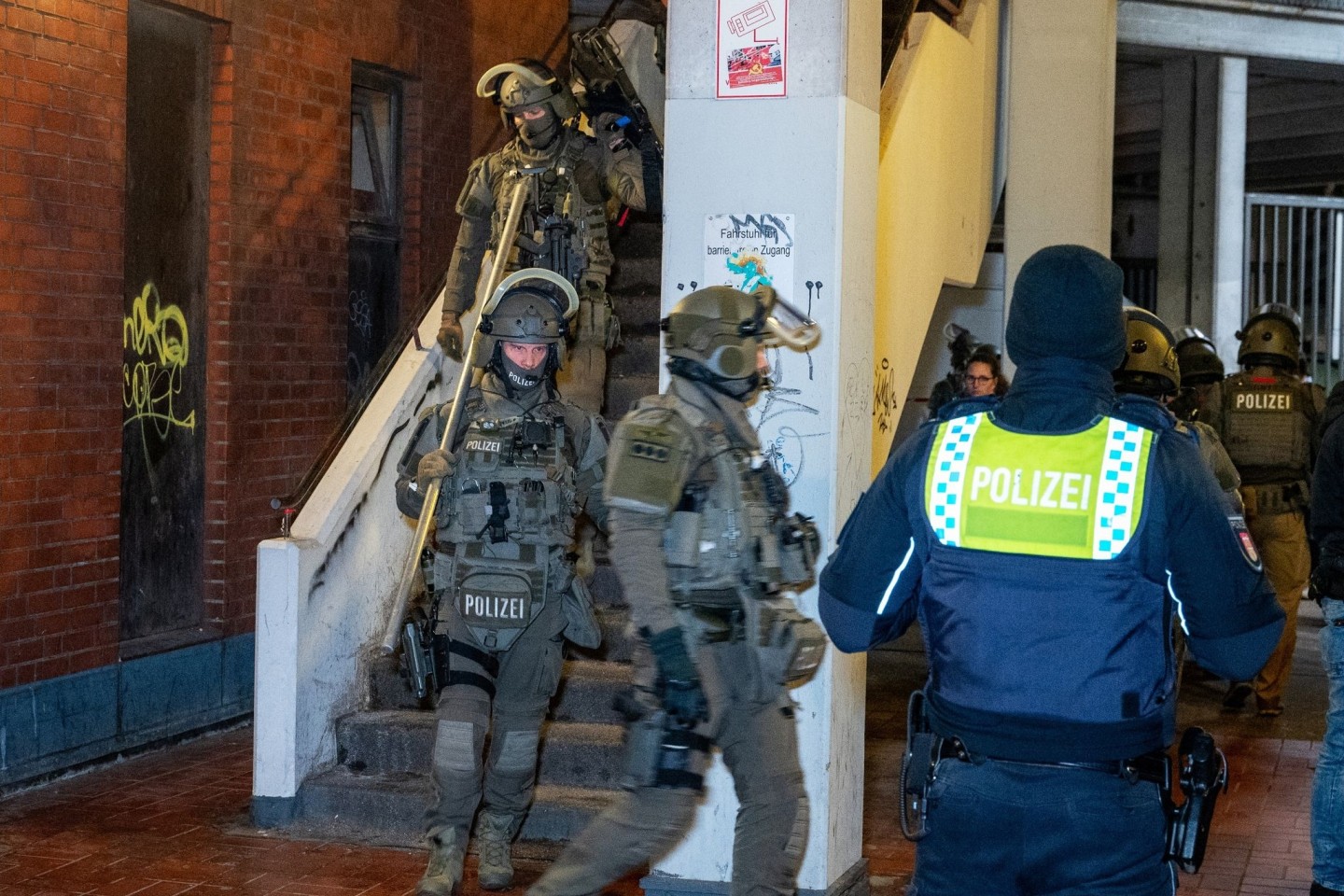 Polizisten einer Spezialeinheit in Hamburg-Billstedt im Einsatz.
