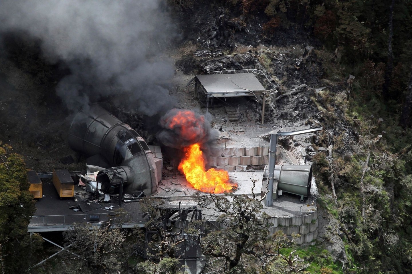 Flammen schlagen aus einem Lüftungsschacht über der Pike-River-Mine (2010).