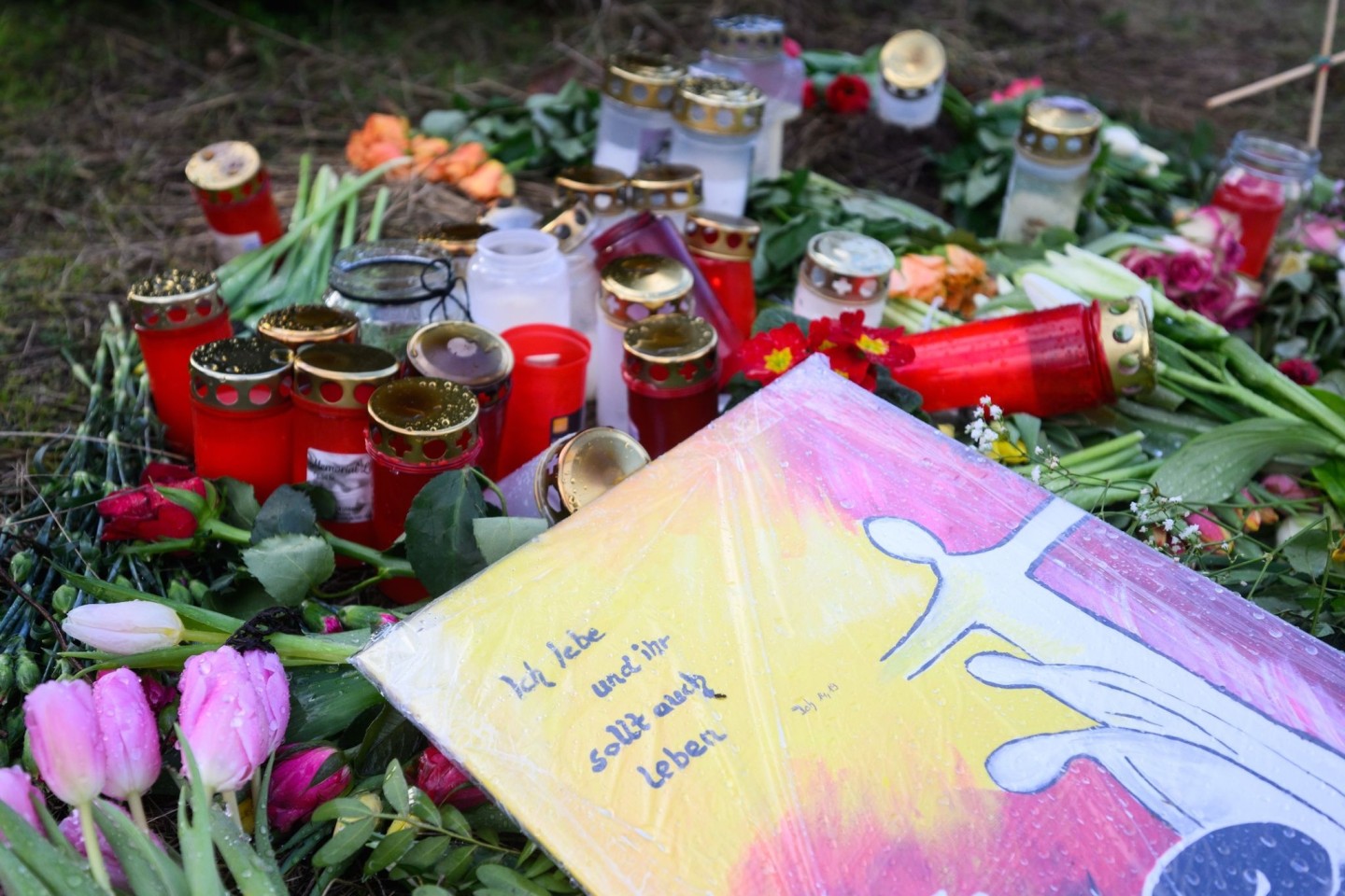 Blumen und Kerzen im Januar 2023 in Wunstorf am Fundort der Leiche des 14-Jährigen.