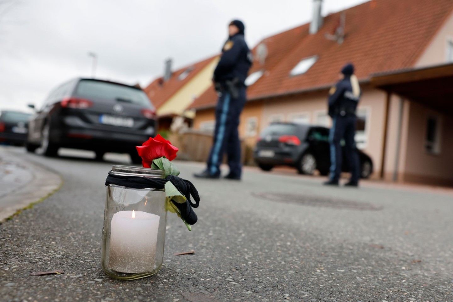 Eine Trauerkerze und eine Rose vor dem Haus, in dem eine 14-Jährige getötet wurde.