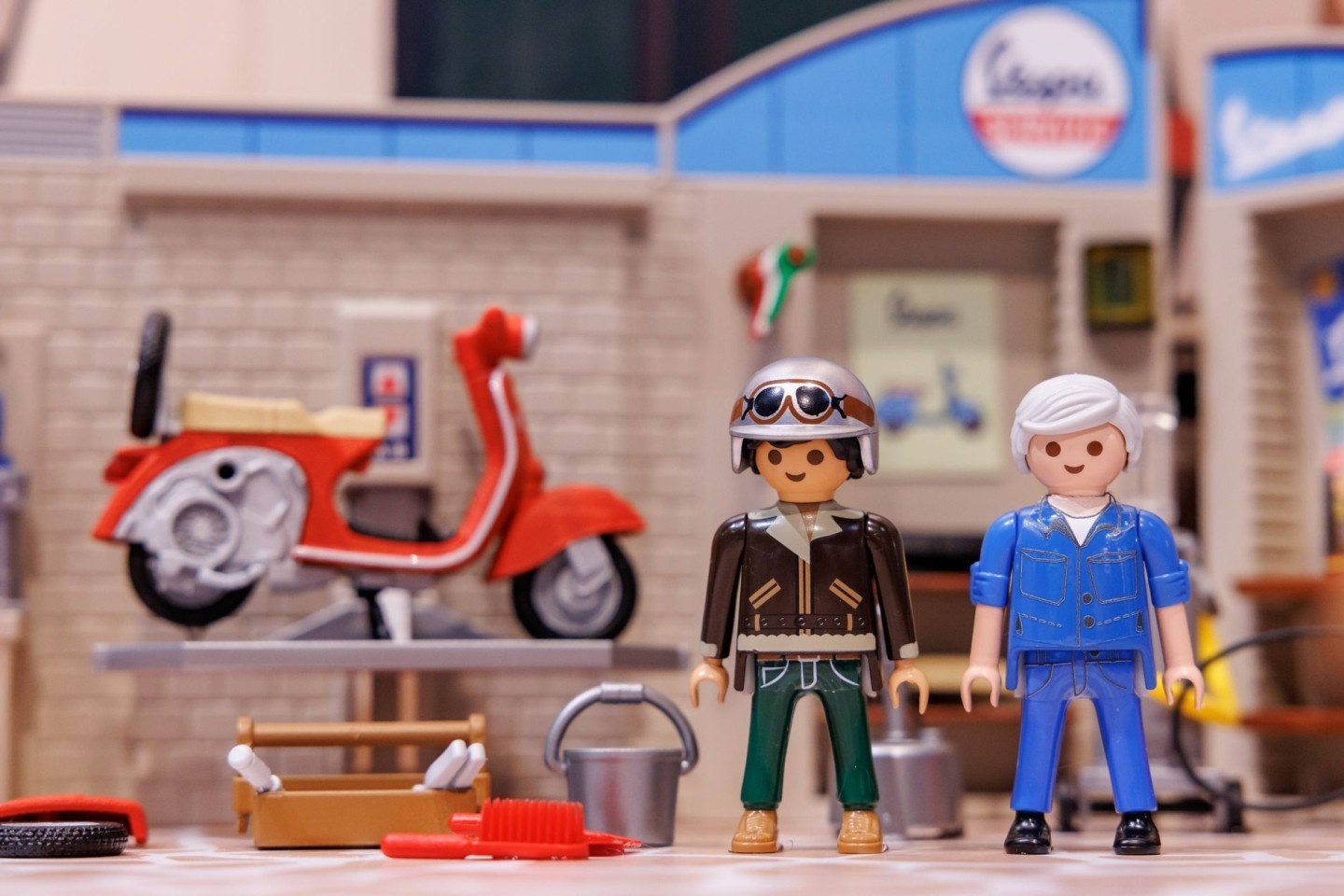 Playmobil-Figuren der Vespa-Garage aus der Kidult-Reihe von Playmobil.