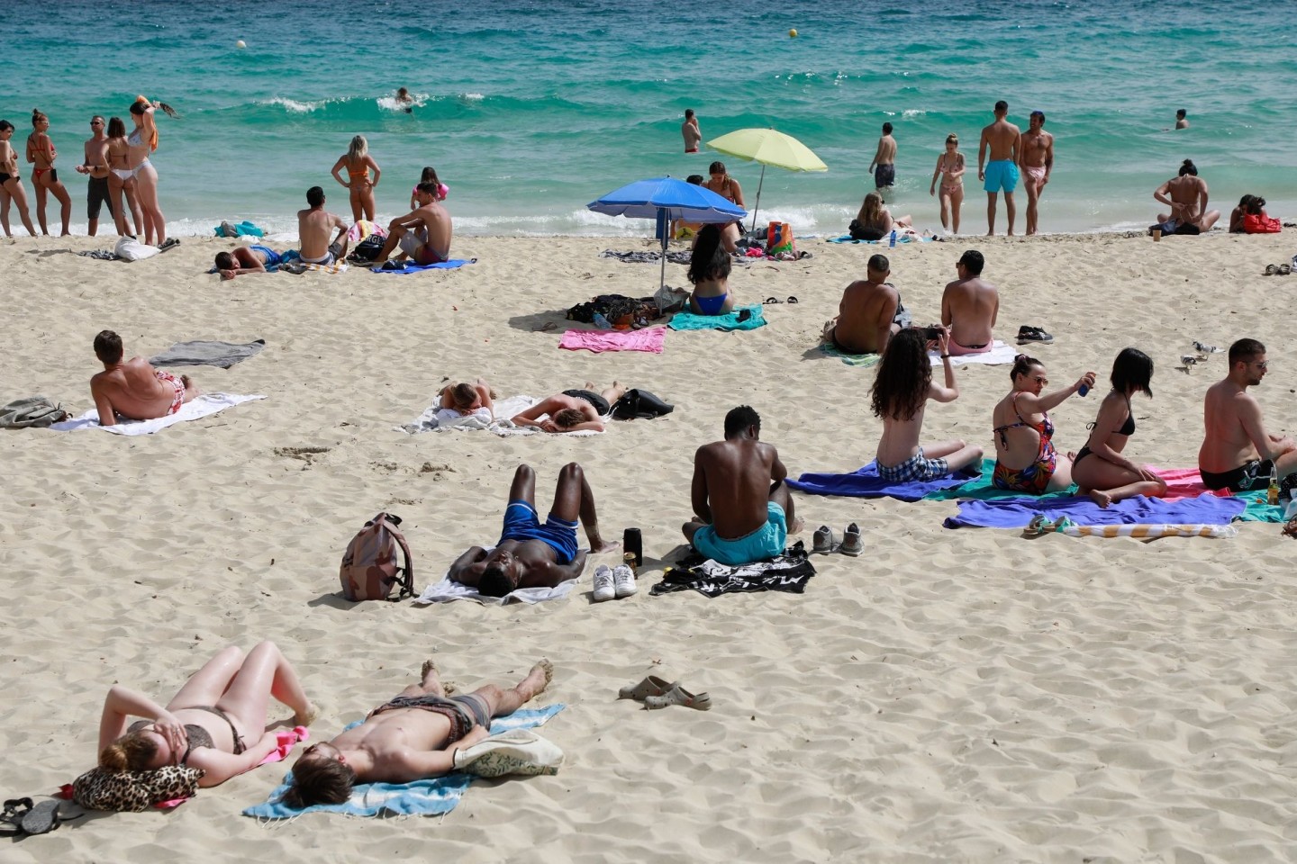 Sommerlich: Touristen Ende April an einem Strand in Palma auf Mallorca.