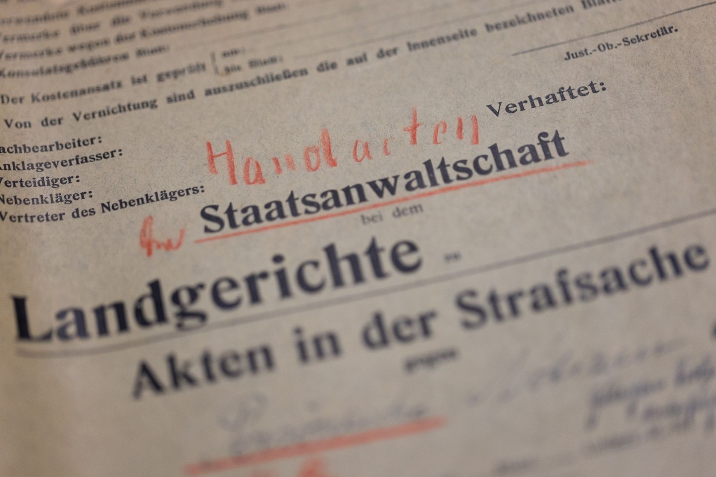 Unterlagen aus der Handakte zum Kriminalfall Peter Kürten liegen im Stadtarchiv auf einem Tisch. Die Handakte soll an die Abteilung Rheinland im Landesarchiv übergeben werden.