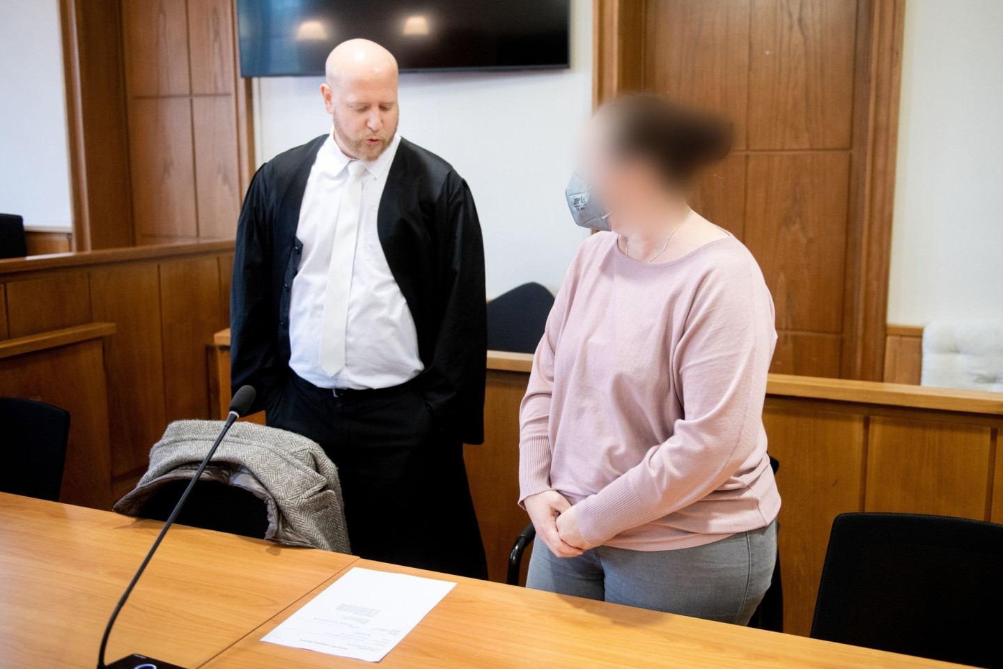 Die Angeklagte (r.) vor Prozessbeginn im Landgericht Oldenburg neben ihrem Anwalt.