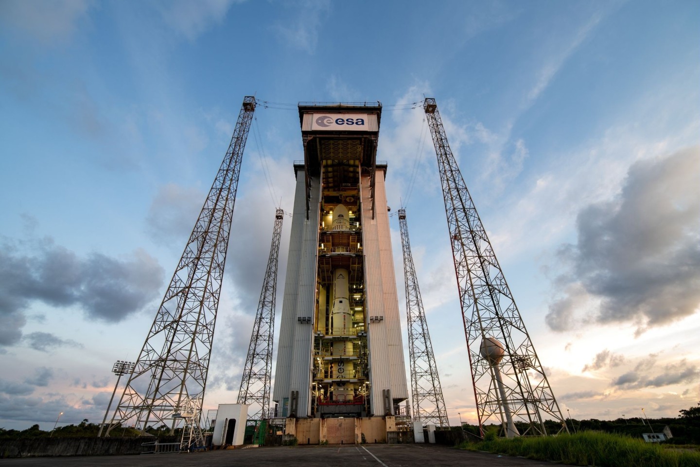 Die Vega C ist eine Weiterentwicklung der Vega, die seit 2012 im Einsatz ist und leichte Satelliten ins All bringt.