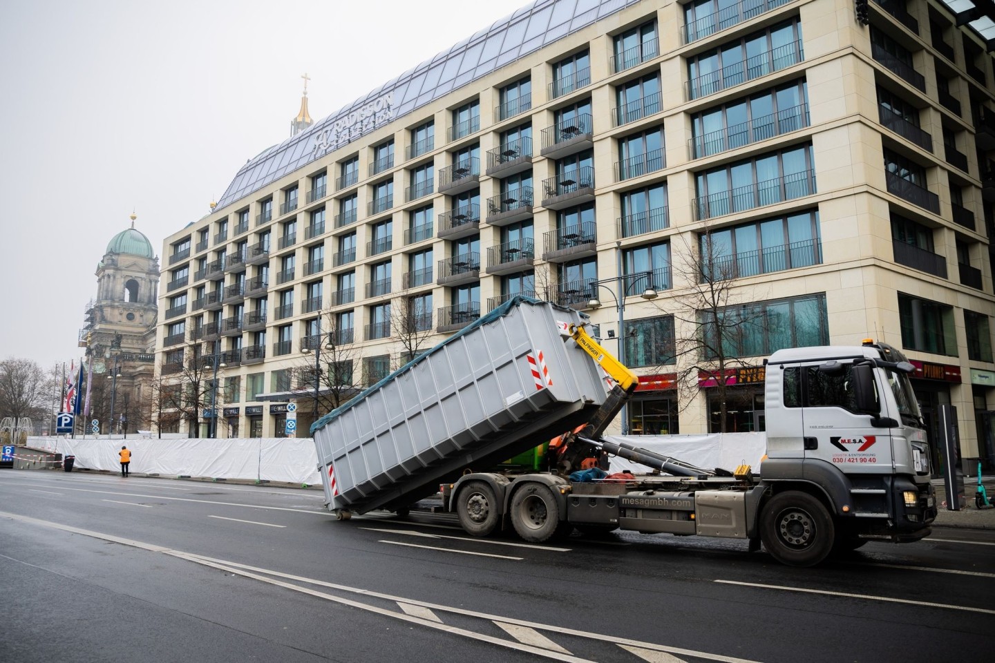 Ein Container mit Schutt wird nach dem Platzen eines Groß-Aquarium in einer Berliner Hotellobby auf einen LKW geladen.