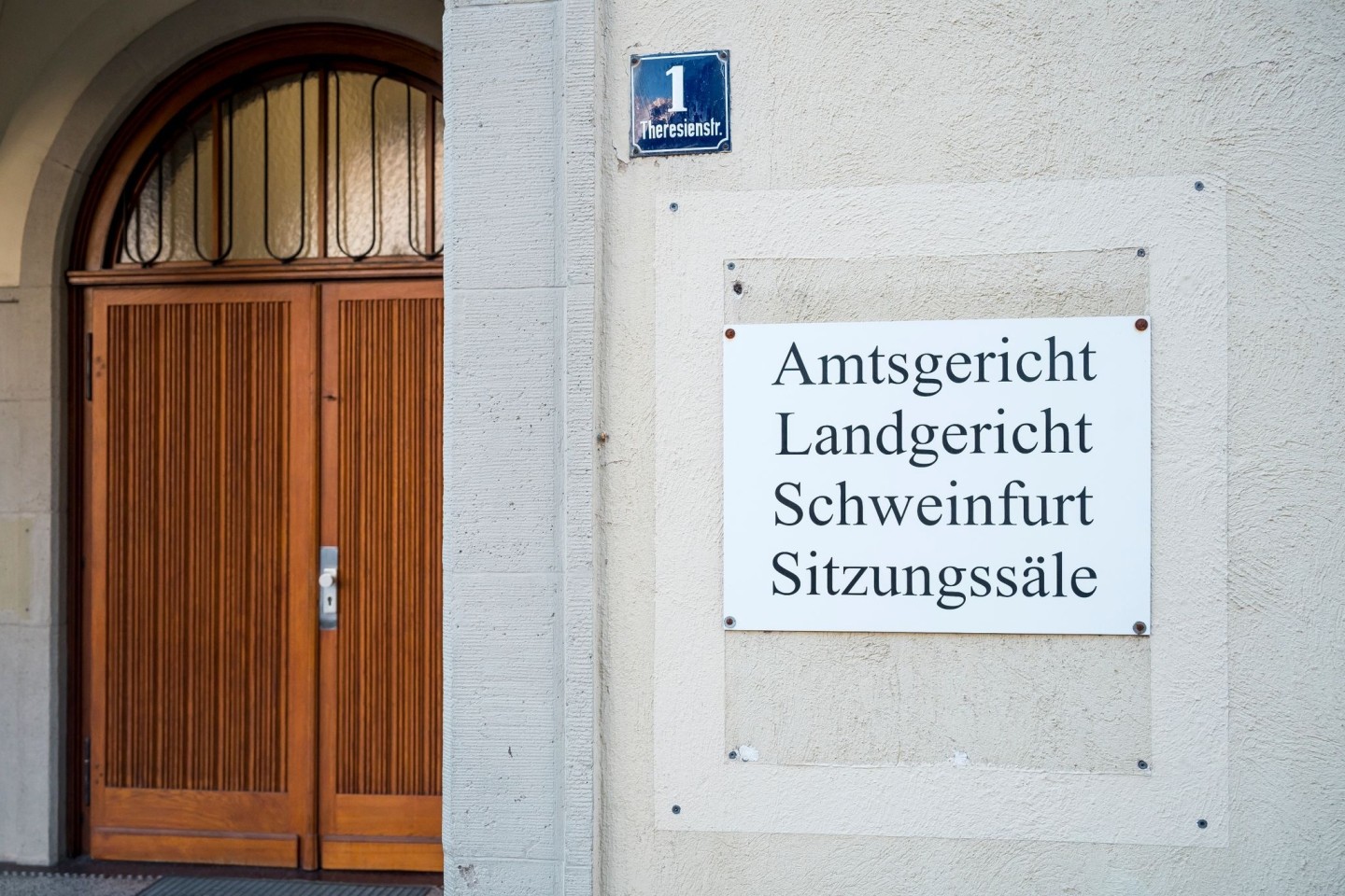 Der Eingangsbereich zum Landgericht Schweinfurt.