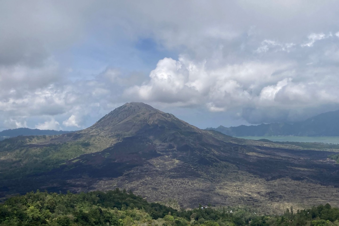 Blick auf den Mount Batur, einen der als heilig verehrten Vulkane im Nordosten von Bali.