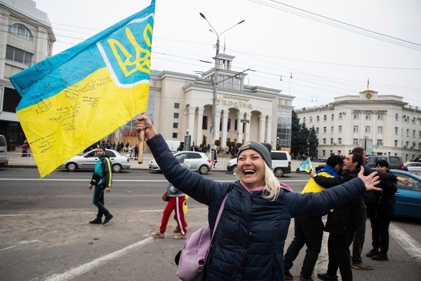 Ukrainer versammeln sich in der Innenstadt, um die Rückeroberung ihrer Stadt Cherson zu feiern.