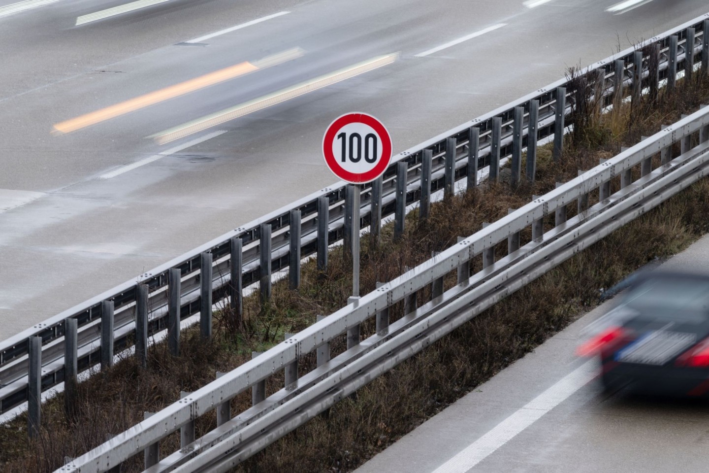Ein Tempo-100 Schild steht auf einem Mittelstreifen (Symbolbild).