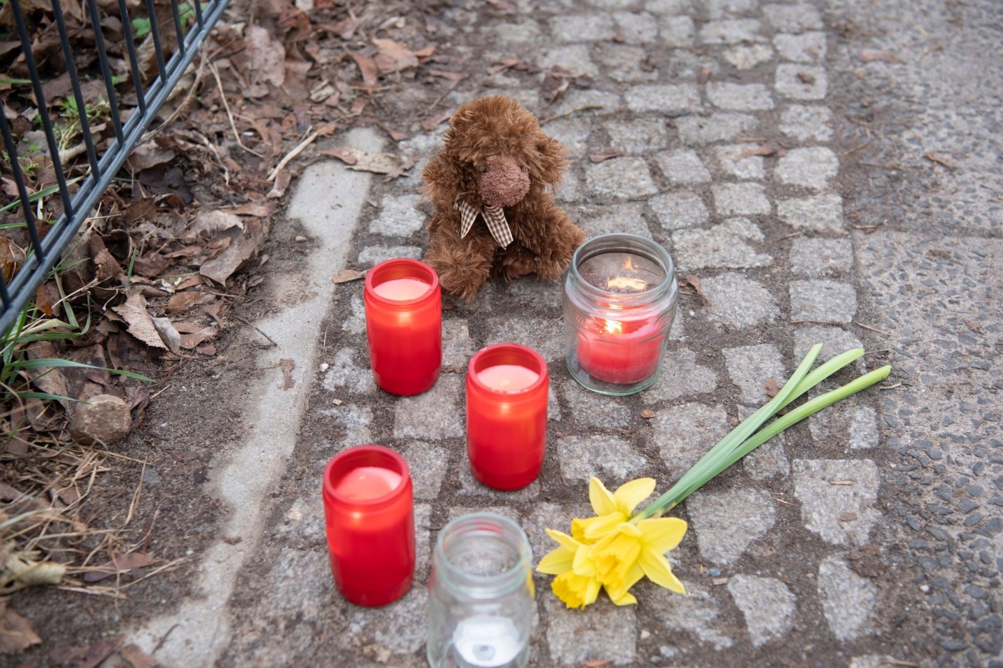 Kerzen und Blumen stehen unweit der Stelle, an der das verletzte Mädchen gefunden wurde. Trotz Reanimation verstarb es.