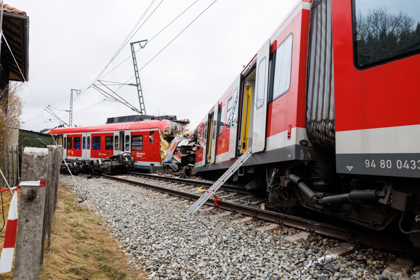 Zwei aufeinandergeprallte S-Bahnen an der Unfallstelle in der Nähe des Bahnhofes Ebenhausen-Schäftlarn.