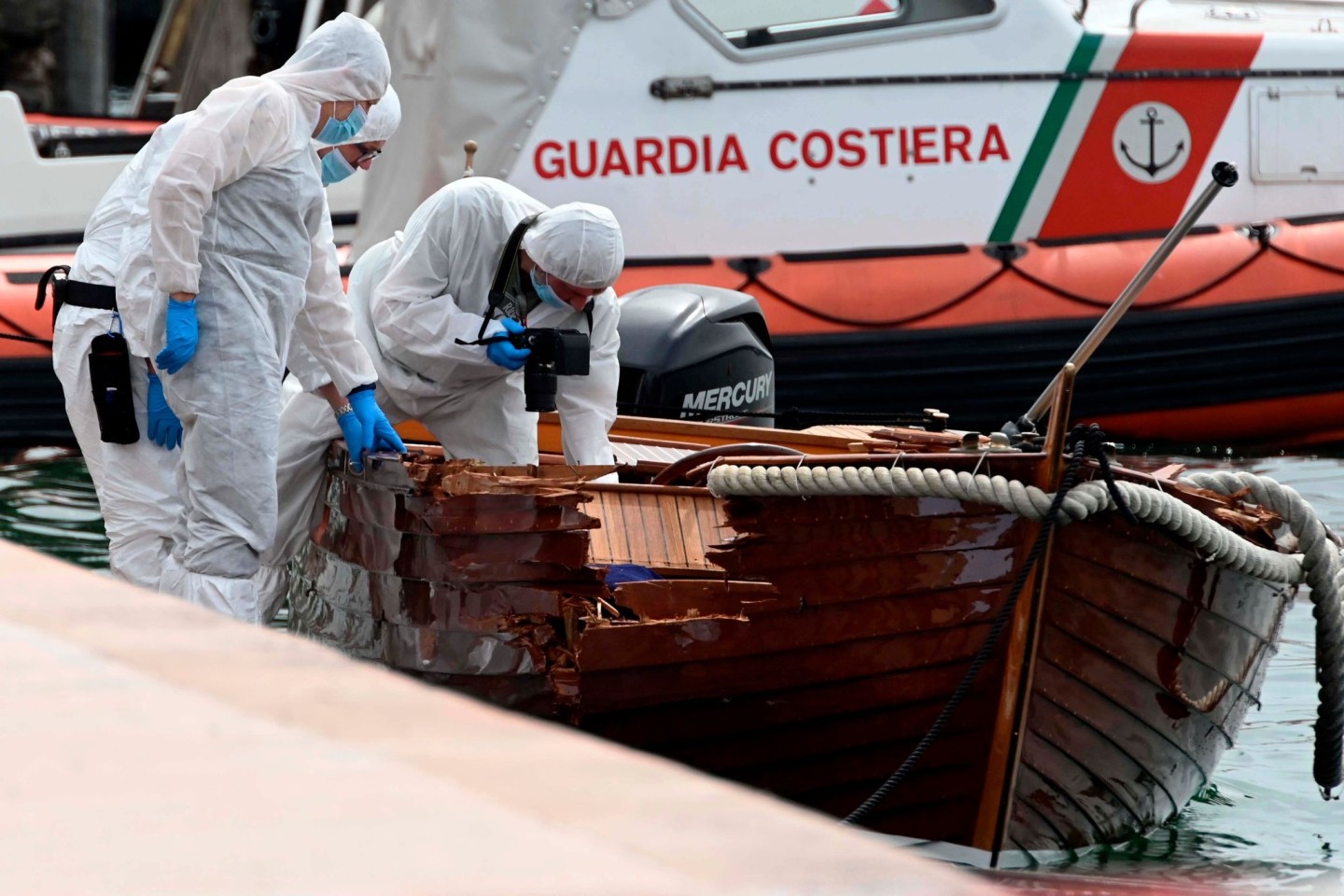 Italienische Forensiker begutachten den Schaden an dem Holzboot.