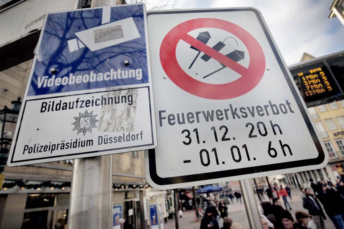 Hinweisschilder auf Videoüberwachung und Böllerverbot hängen am Zugang zur Altstadt in Düsseldorf.