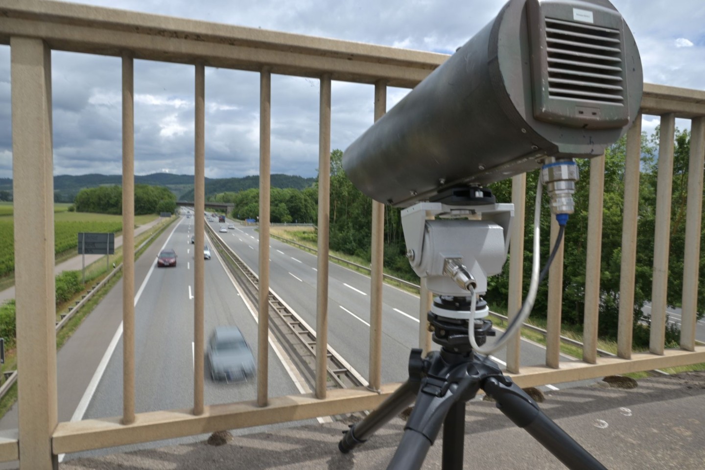 Eine Monocam zur Aufzeichnung von Handysündern am Steuer steht auf einer Brücke über der A602 bei Kenn in Rheinland-Pfalz.