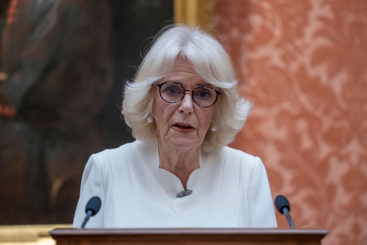 Die britische Königsgemahlin Camilla spricht im Buckingham Palace beim Empfang zur Sensibilisierung für Gewalt gegen Frauen und Mädchen.