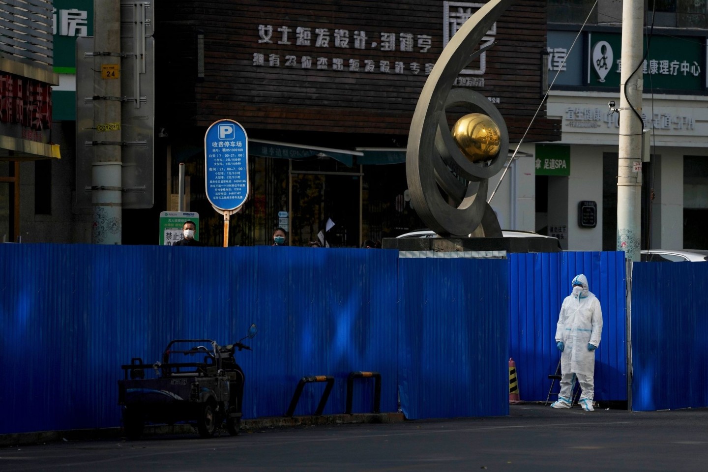 Metallbarrieren stehen um geschlossene Geschäftshäuser in Peking.