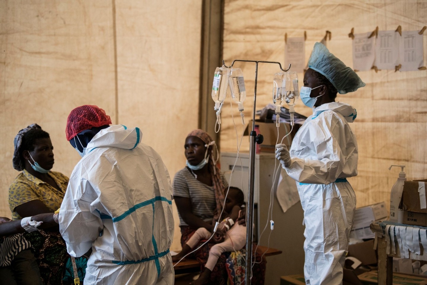 Gesundheitspersonal behandelt Cholera-Patienten im Januar im Bwaila-Krankenhaus in Malawi.