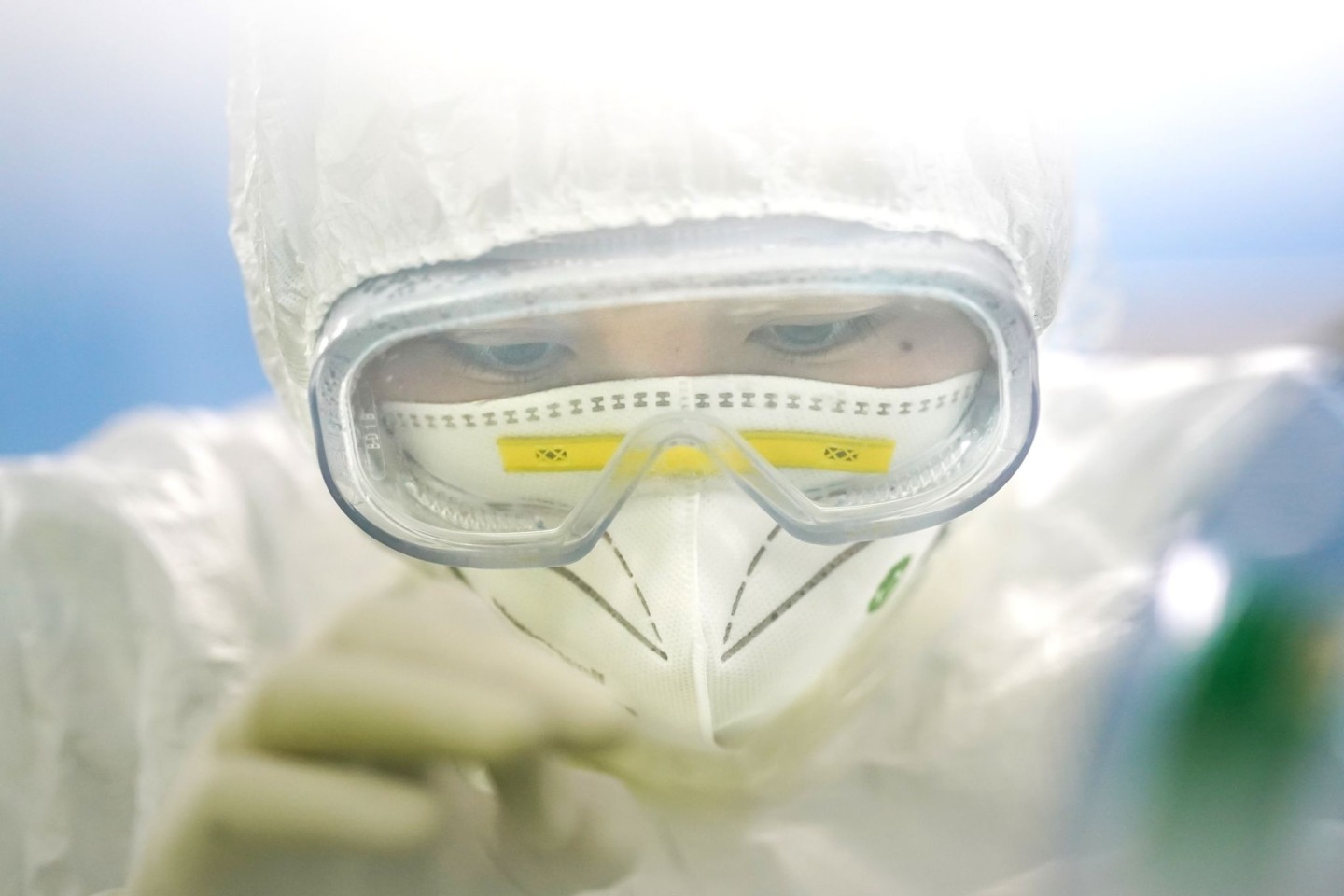 Eine medizinische Mitarbeiterin in einem Labor in Wuhan in der zentralchinesischen Provinz Hubei.