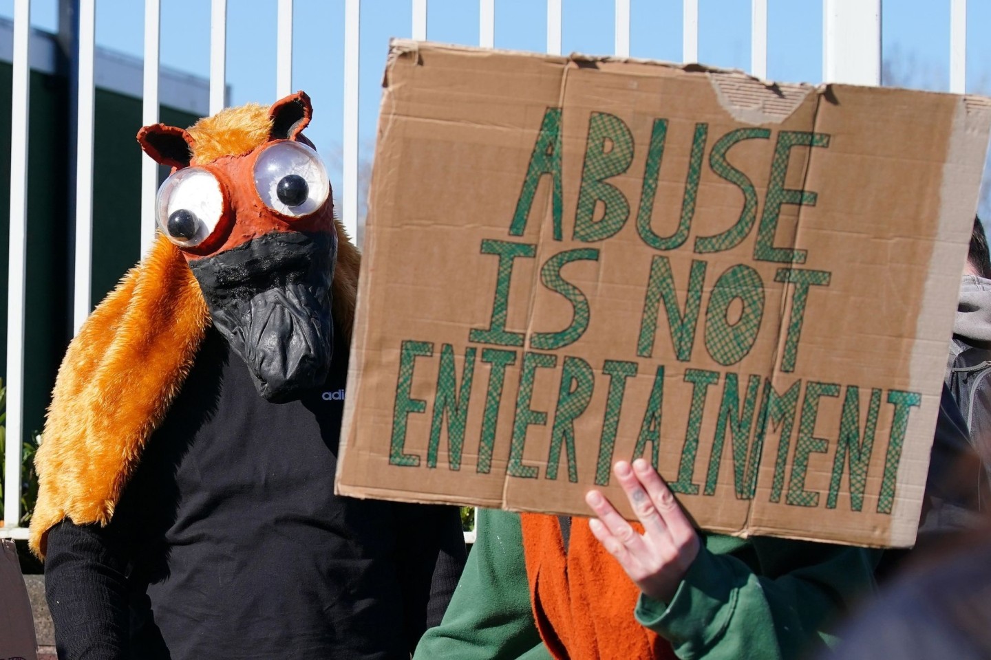 Tierschutz-Aktivisten protestieren gegen das Hindernisrennen in Aintree.