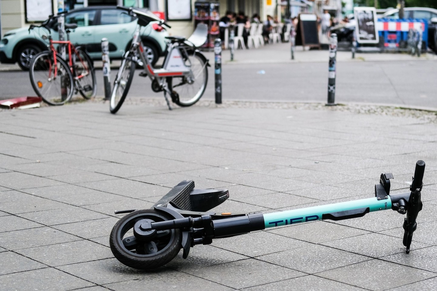 Umgekippte E-Roller mitten auf dem Geh- oder Fahrradweg können zu Unfällen führen.