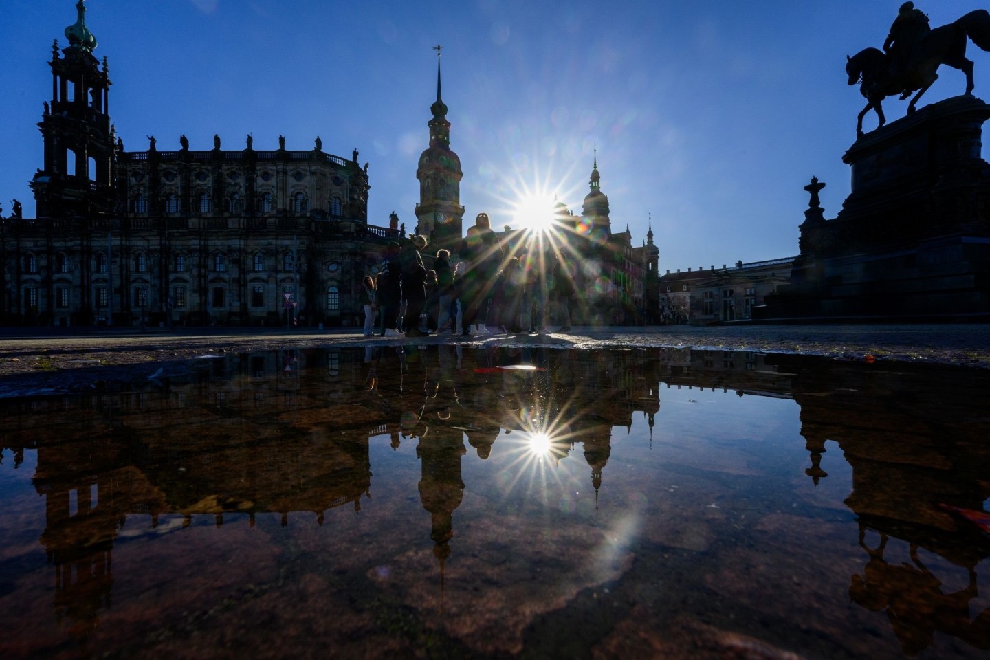 Die Sonne scheint über dem Theaterplatz in Dresden.