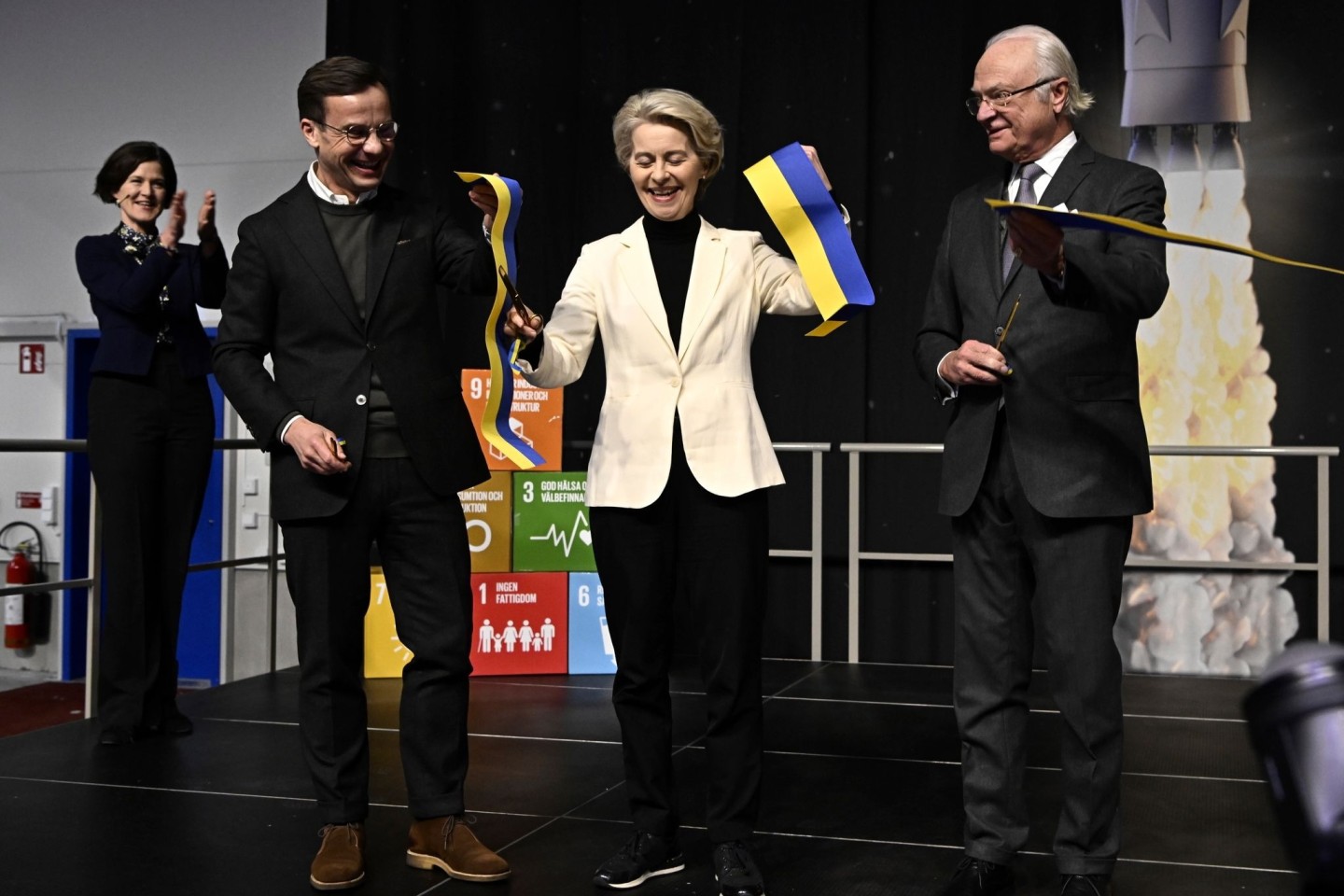 Schwedens Ministerpräsident Ulf Kristersson (l-r), EU-Kommissionspräsidentin Ursula von der Leyen und König Carl Gustaf von Schweden waren bei der Einweihung der neuen Satellitenstartramp...