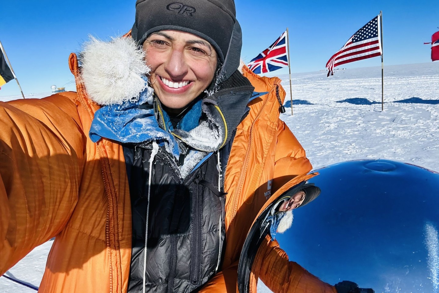 Preet Chandi macht ein Selfie in der Antarktis. Die Britin hat einen neuen Rekord aufgestellt: Für die längste unbegleitete One-Way-Ski-Expedition einer Frau.
