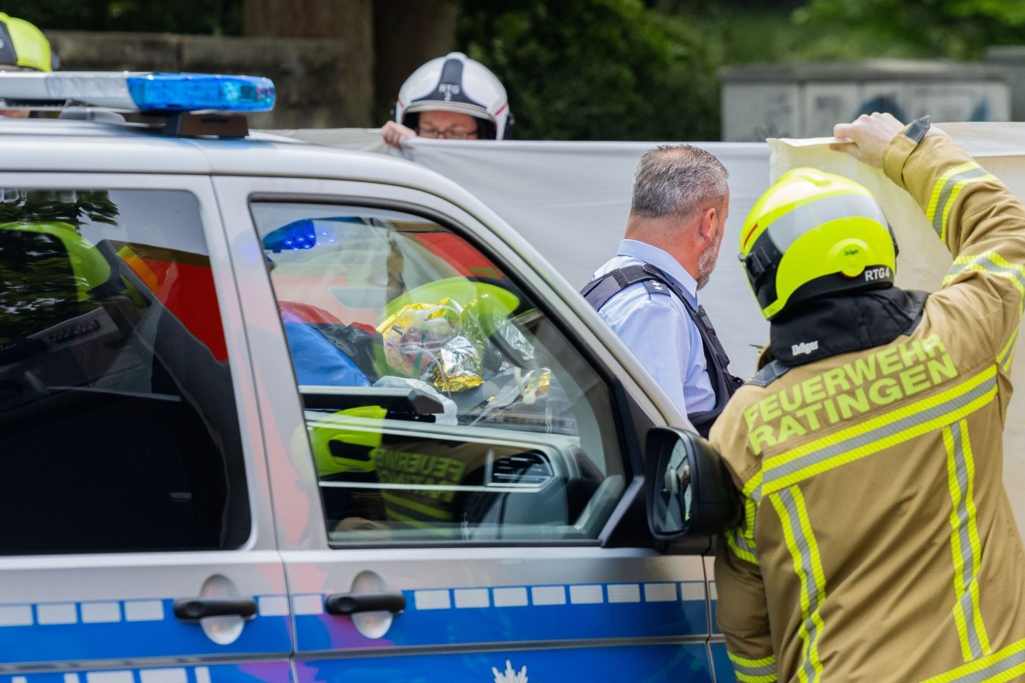 Bei einer Explosion in einem Hochhaus in Ratingen wurden mehrere Menschen schwer verletzt - darunter auch Einsatzkräfte der Feuerwehr und der Polizei.