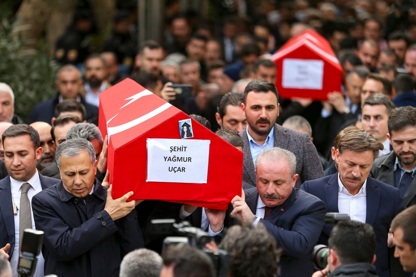 Zwei Opfer des Bombenaschlags werden in Istanbul zu Grabe getragen.