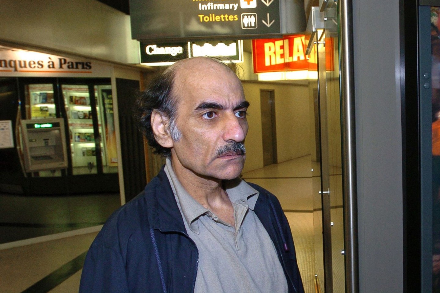 Mehran Karimi Nasseri im August 2004 im Terminal 1 des Pariser Flughafens Charles De Gaulle.