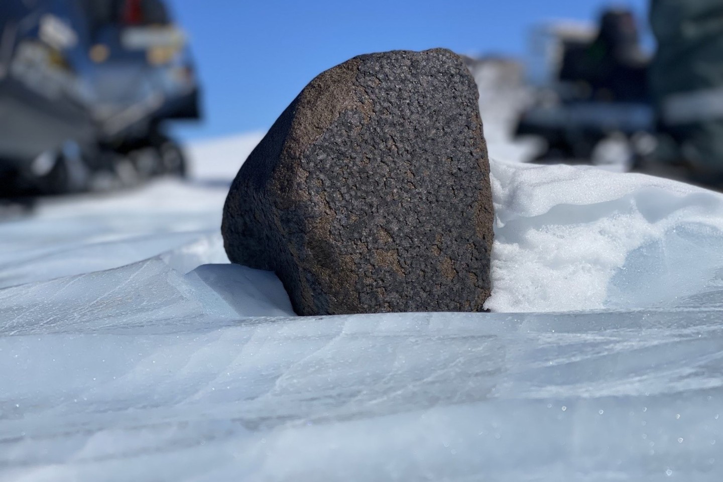 Forschende aus Belgien haben einen 7,6 Kilogramm schwerer Meteoriten in der Antarktis entdeckt.