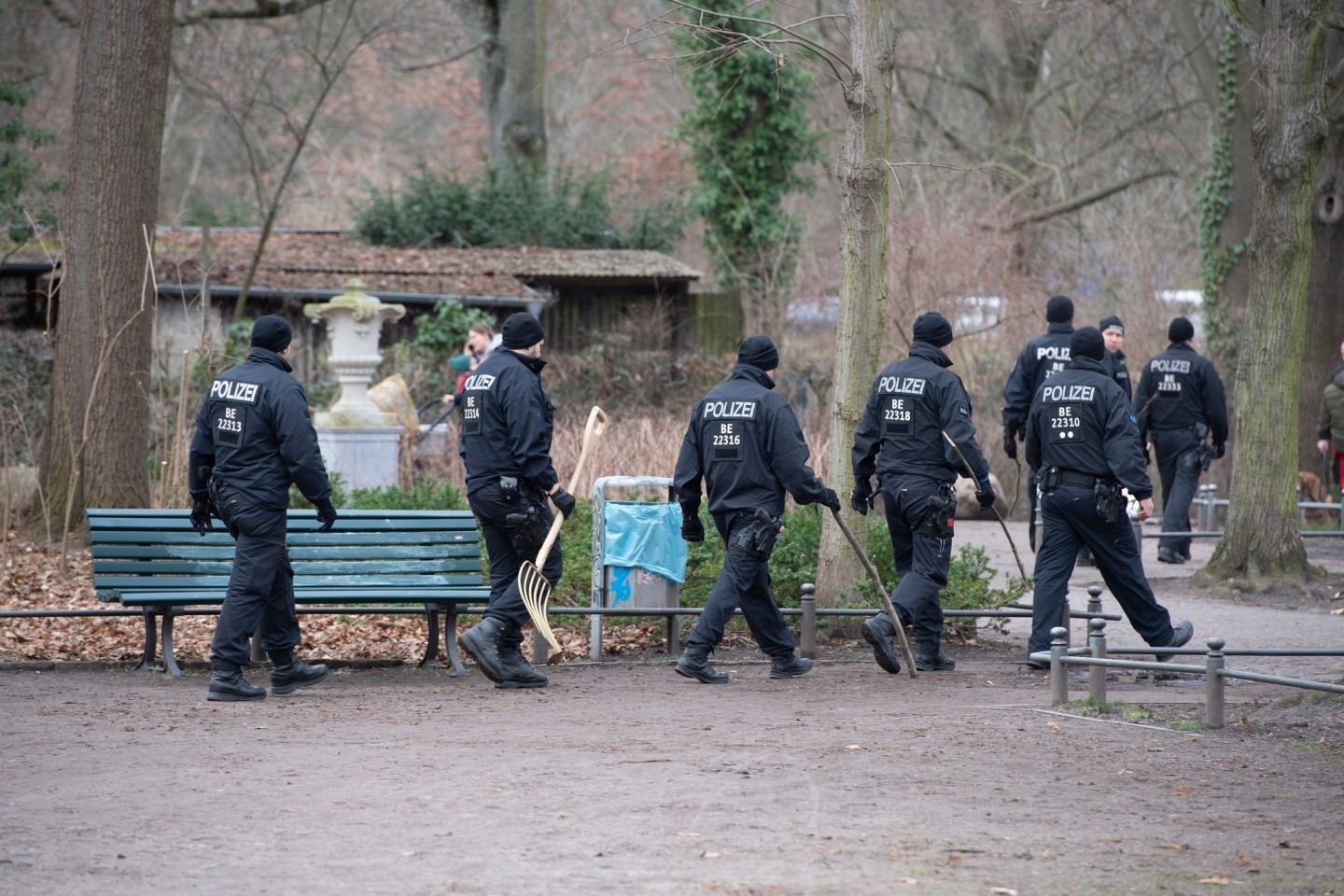 Polizisten am 22. Februar bei einer Durchsuchung des Bürgerparks in Pankow.