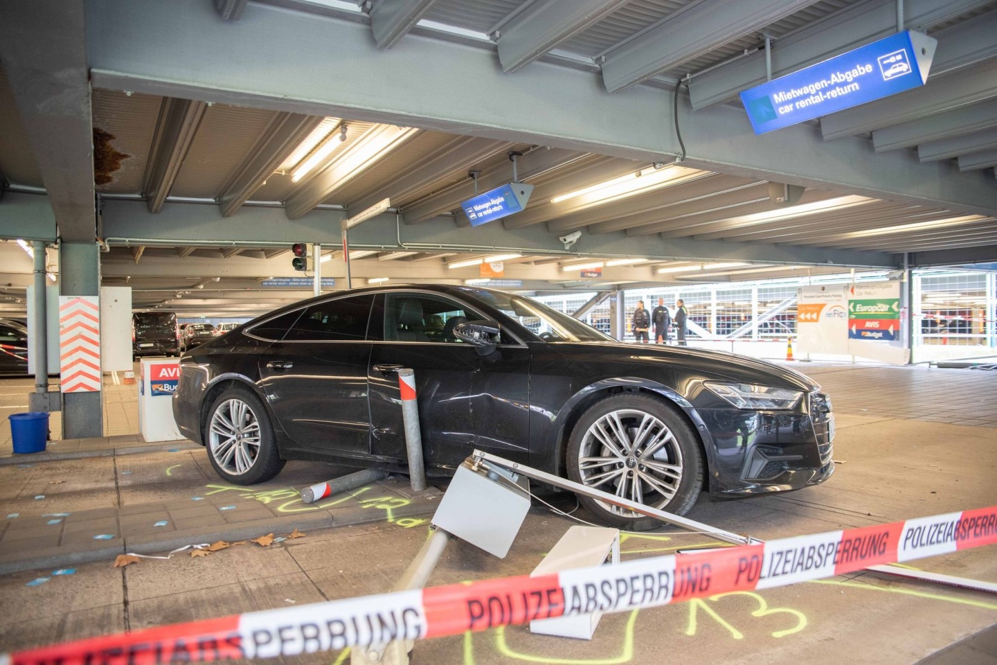 In einem Parkhaus am Flughafen Köln/Bonn hat ein Autofahrer am Freitag mehrere Fußgänger verletzt.