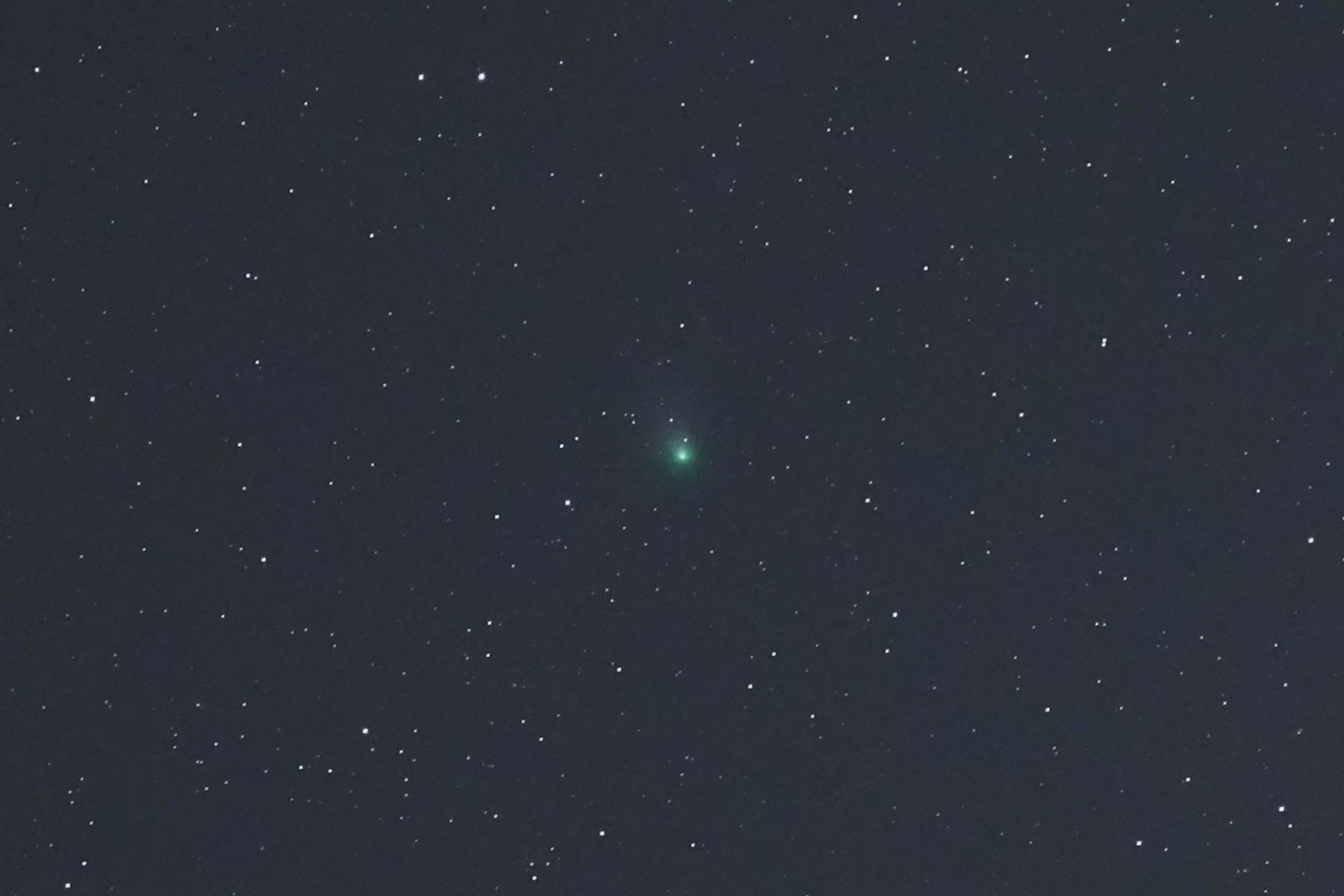 Das Bild zeigt den Komet C/2022 E3 (ZTF) über Drebber in Niedersachsen.