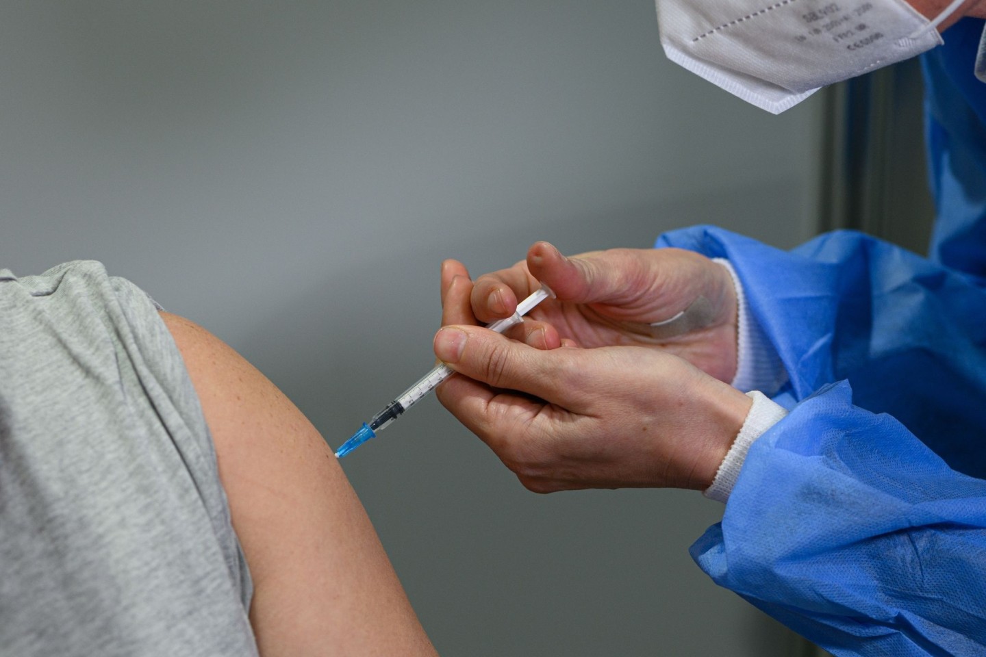 Ein Impfling lässt sich im Impfzentrum mit dem Corona-Impfstoff von Novavax impfen. (zu dpa «Standardimpfungen rückläufig in Sachsen - Plus bei anderen»)