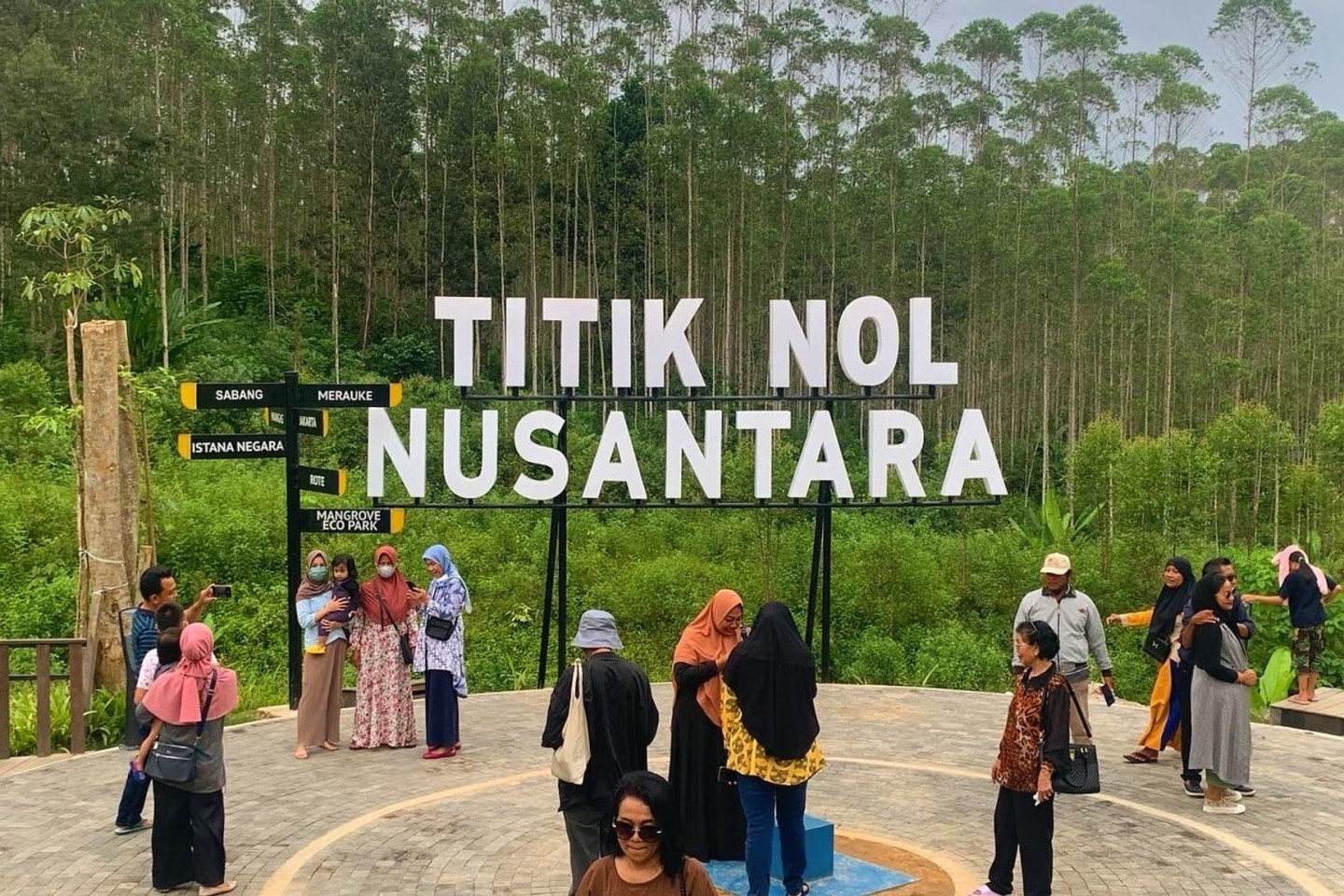 Einheimische besuchen das Gebiet, das als «Nusantara Ground Zero» bezeichnet wird. Hier entsteht gerade Nusantara, die neue Hauptstadt Indonesiens.