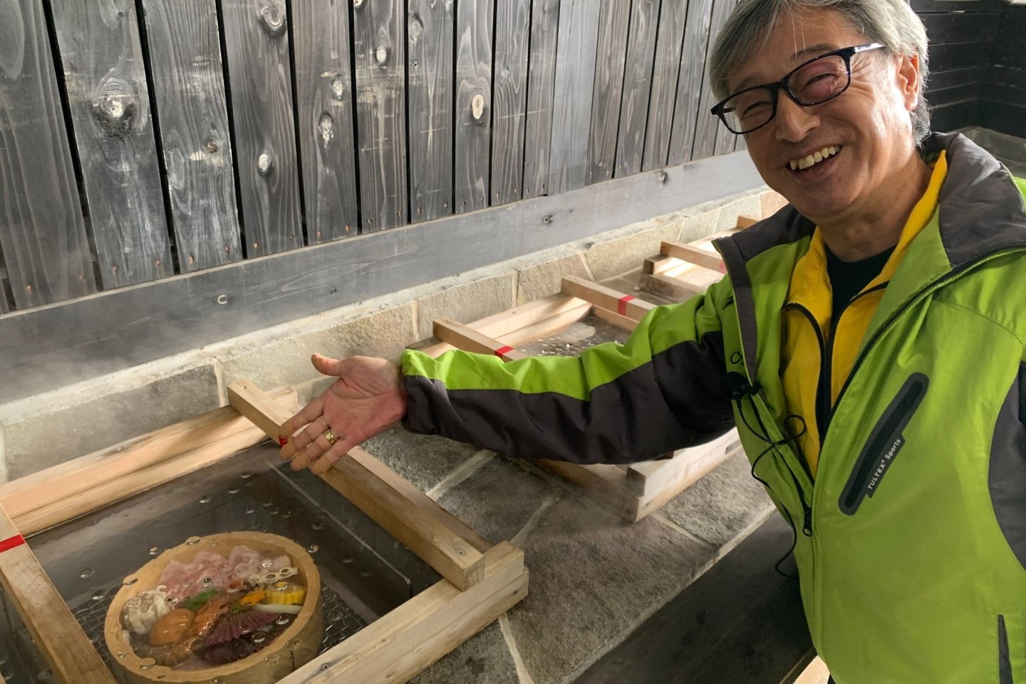 Hitoshi Tanaka, Chef des berühmten Hyotan Onsen, erklärt die traditionelle Kochmethode «Jigoku Mushi» («Höllen-Gedämpftes»).