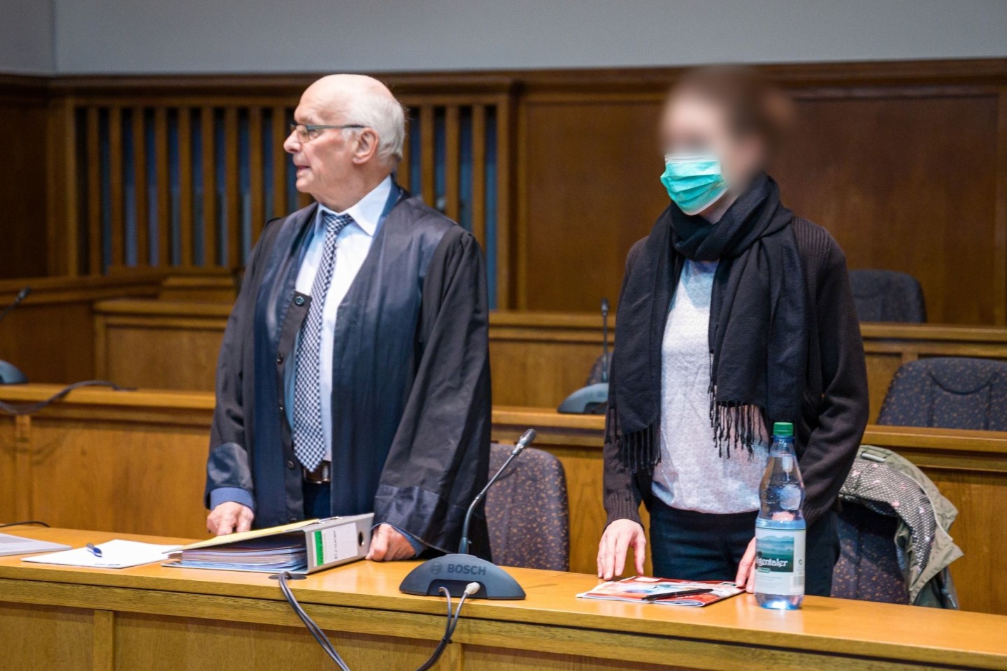 Die Angeklagte steht neben ihrem Anwalt im Landgericht Saarbrücken.