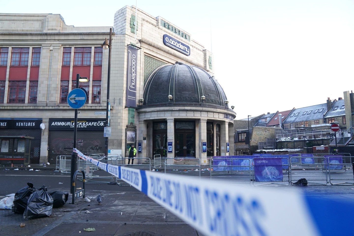 Die Polizei untersucht den Bereich vor der Brixton O2 Academy, wo es zu einem Gedränge kam.