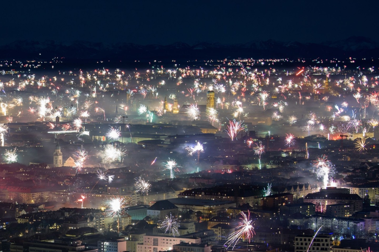 Feuerwerksraketen explodieren in der Silvesternacht 2018/19 in München.