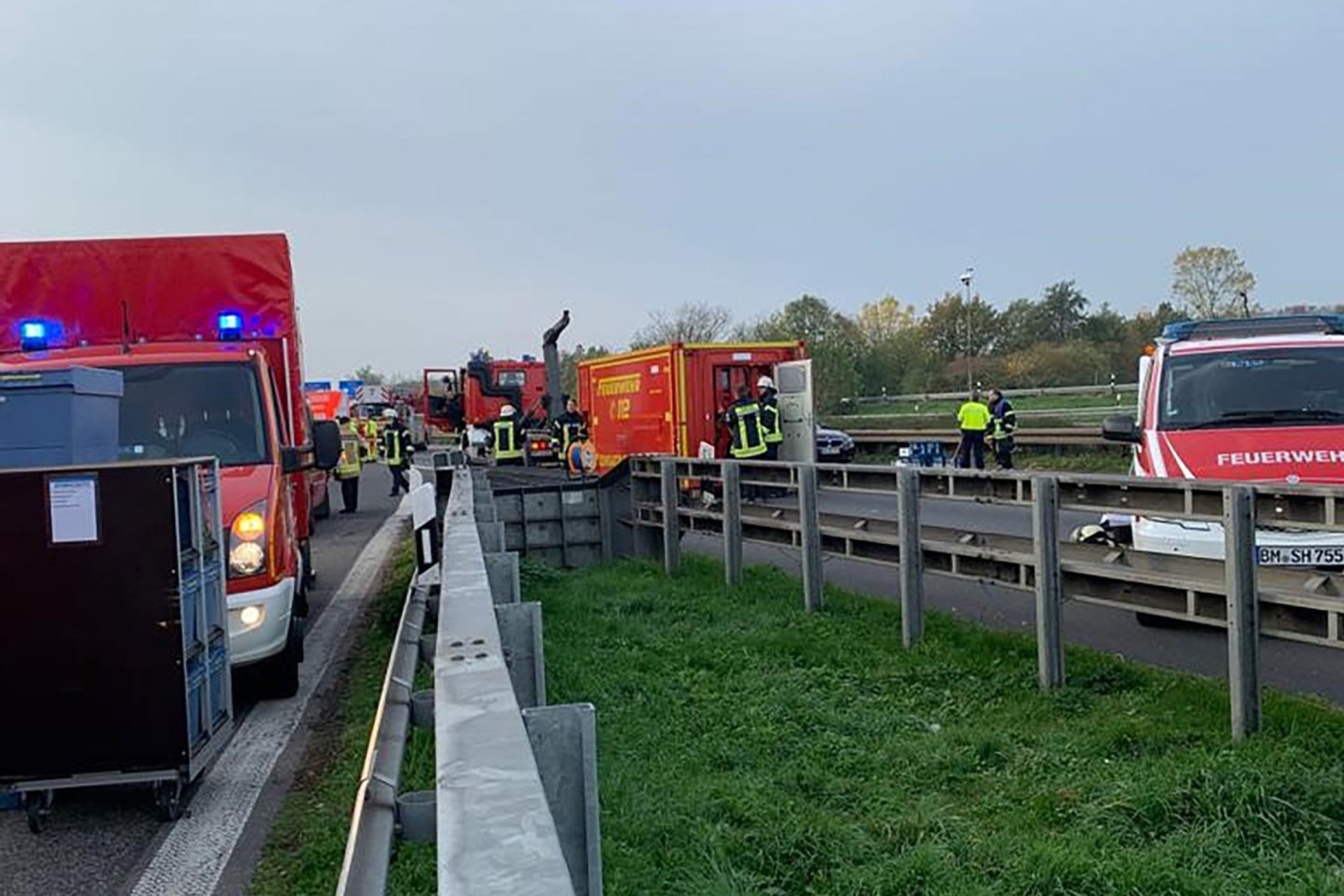 Einsatzwagen der Feuerwehr am Rande der Autobahn A1. Auf der Autobahn-Raststätte Ville Ost hatte ein Tanklastzug Salzsäure verloren.