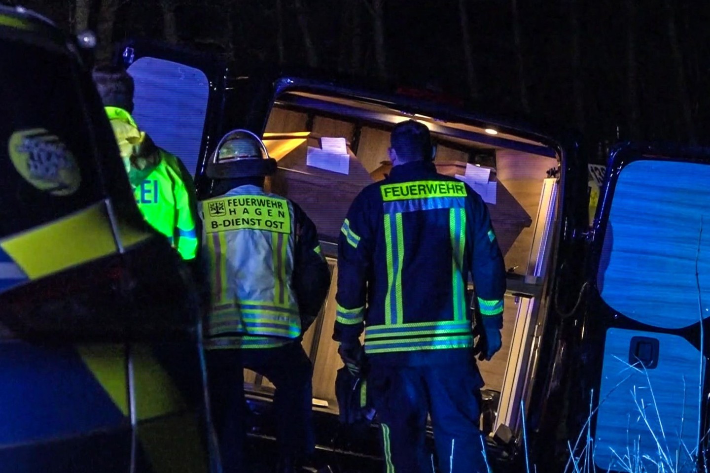 Einsatzkräfte stehen in Hagen vor dem verunglückten Leichenwagen.