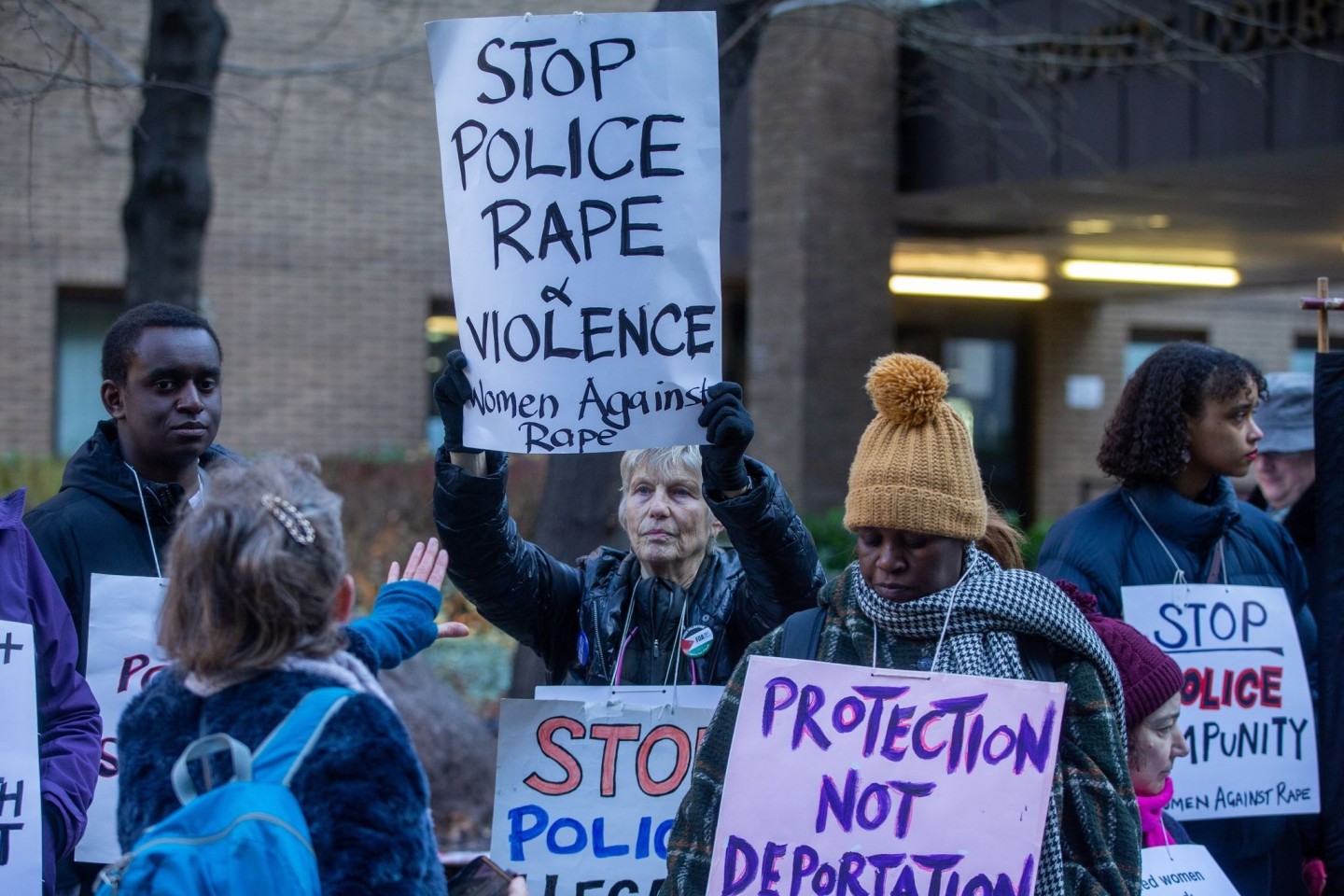 Demonstrantinnen von Women Against Rape & Women of Colour Global Woman's strike versammeln sich vor dem Southwark Crown Court in London.