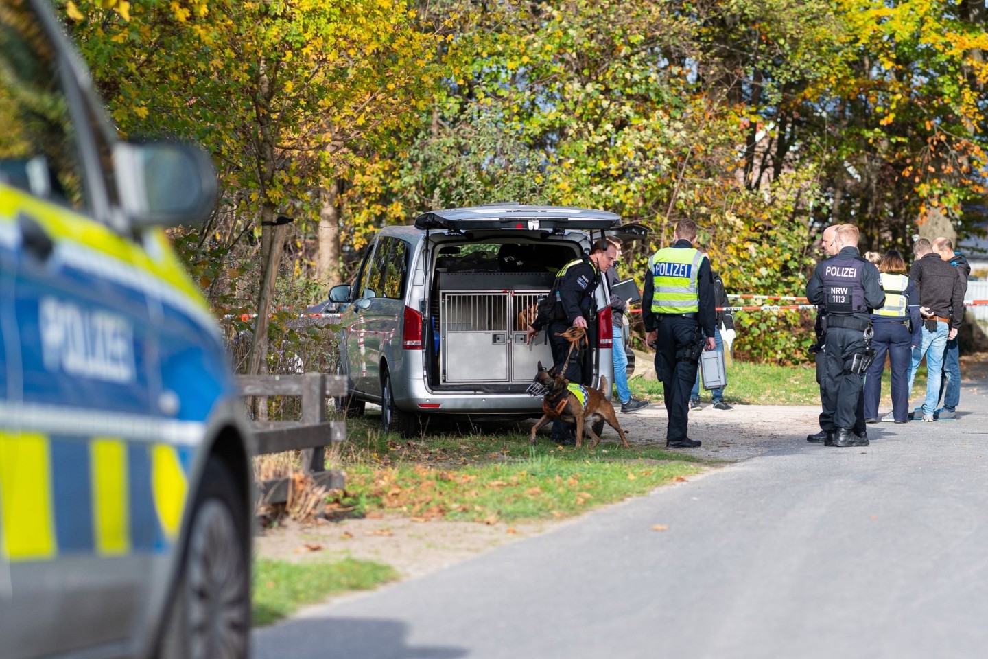 Ein Diensthundeführer der Polizei an dem Waldstreifen, in dem die 13-Jährige aufgefunden wurde.