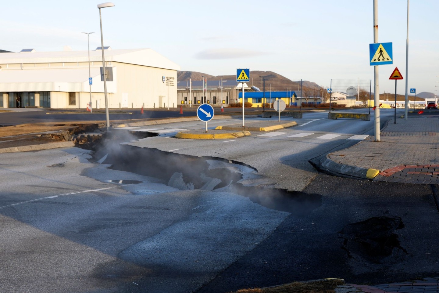Schon vor zwei Tagen stieg Dampf aus einer Spalte in einer Straße im isländischen Grindavik auf.
