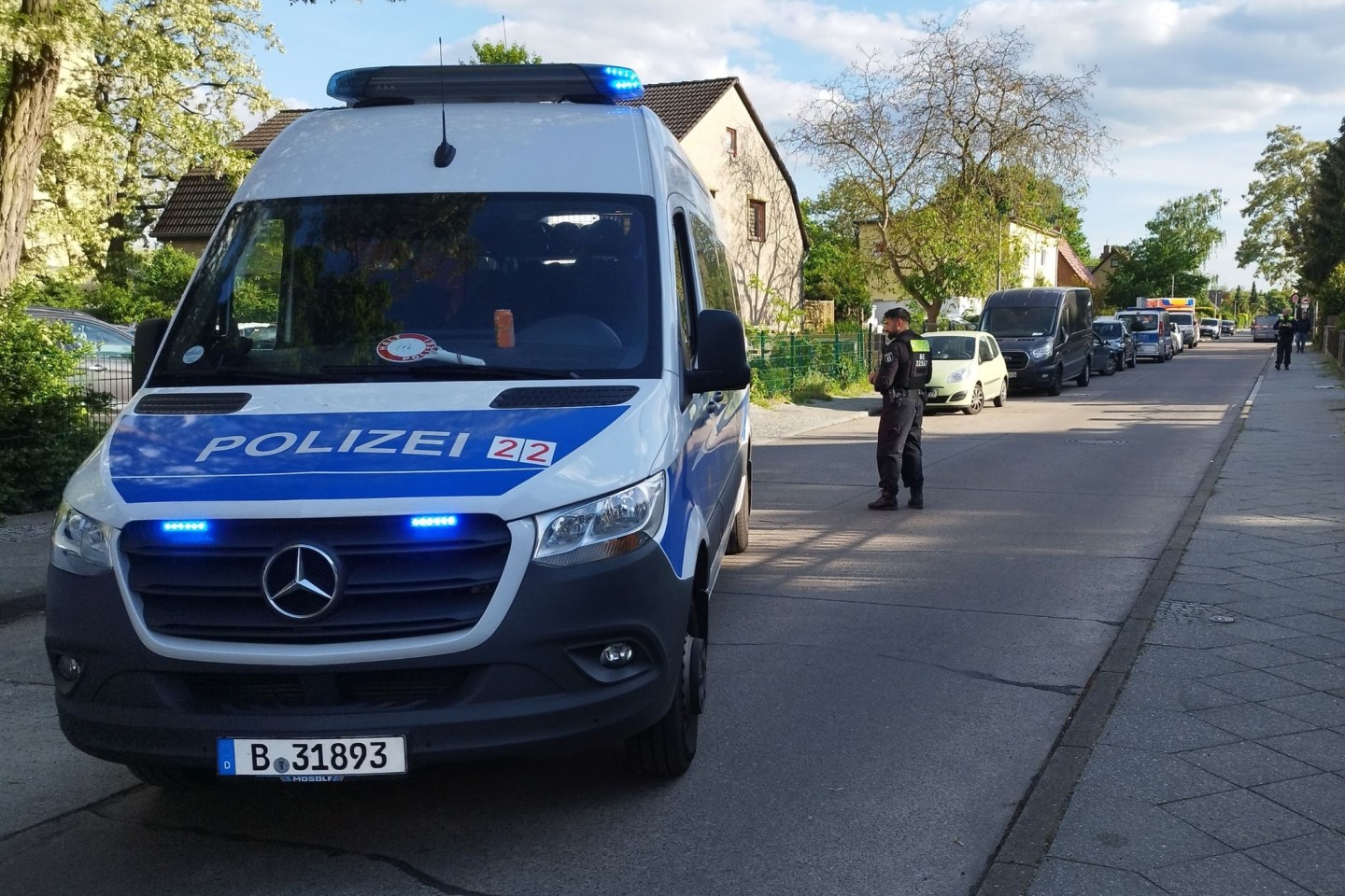 Polizisten sperren eine Straße im Berliner Bezirk Spandau für die Ermittlungsarbeiten.