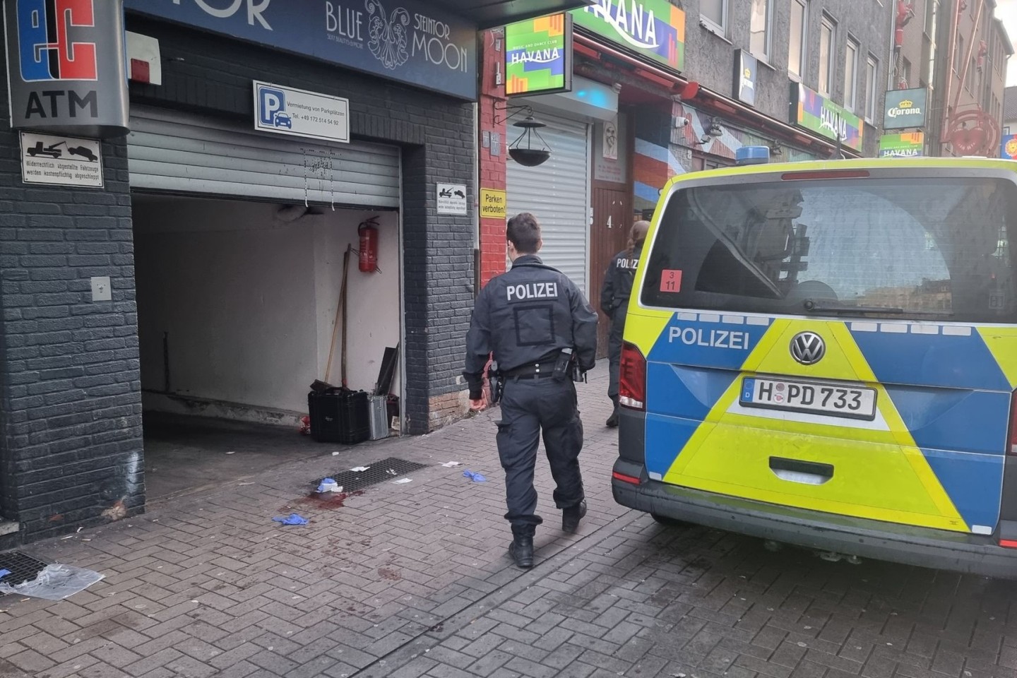 Die Polizei ist am Tatort in Hannovers Steintorviertel.